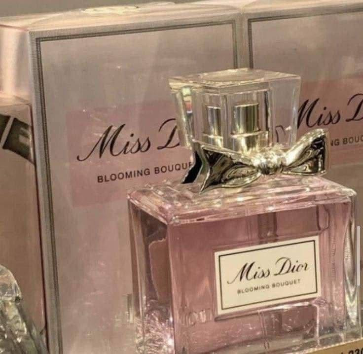 ‏Miss Dior Eau de Parfum
عطر مس ديور للنساء❤️‍🔥🥹

العطر النسائي الاكثر طلباً 
والاكثر شهرة والاكثر مبيعاً 
 يمتاز هذا العطر بعبيره ورائحته الساحرة والجذابة حيث يجسد العطر الأنوثة الطاغية المفعمة بالنشاط والحيوية ، ننصحكم دائما بإقتناء هذا العطر المثالى والجذاب حيث أنه ملائم لجميع الأوقات ، يأتى ميس ديور بزجاجه أنيقه ذات تصميم جميل ، رائحة عطر ميس ديور ثابته وتدوم طويلا.

السعر 15الاف 
وتوصيل 4 الكل محافضات العراق
