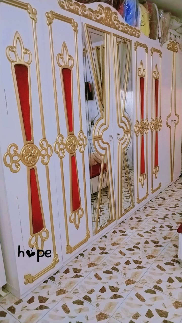 سلام عليكم قرفه البيع نضافه 90بل ميه***********؟؟؟»«***********

نص مكتوب في الصور:
- hope
- h❤pe