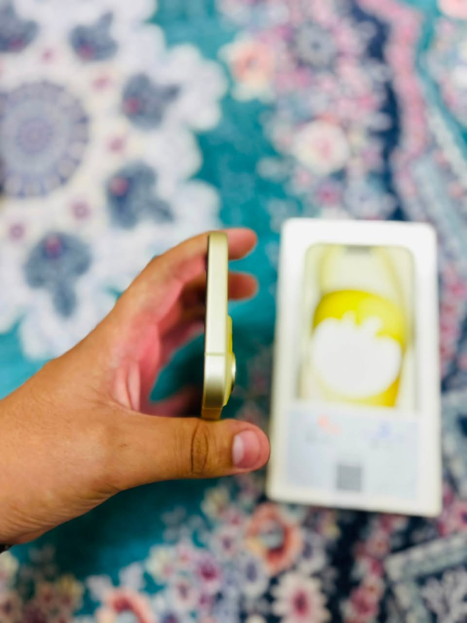 السلام عليكم أيفون ١٥ عادي للبيع نضيف جدا ضمان ماستر بطاريه ٩٧ السعر ٧٢٥ وبي مجال بسيط العنوان بغداد الرقم ***********
