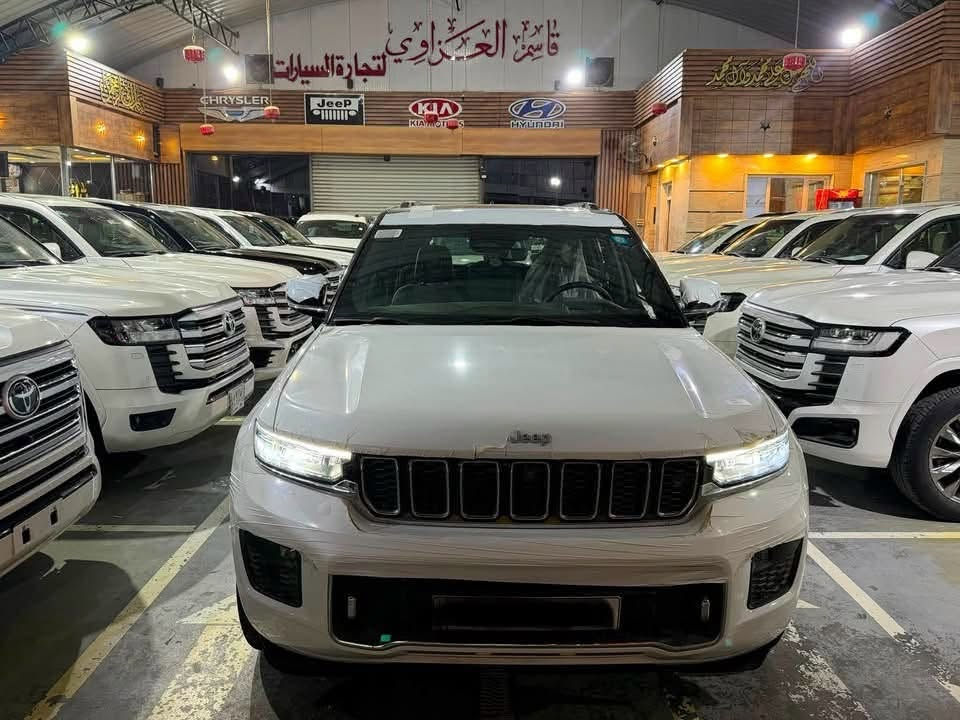 💥عرض خاص! 💥
سيارة جيب كراند شيروكى اوفرلاند موديل 2025 محرك 3.6 لتر 6 سلندر مع نظام دفع رباعى 4X4 بسعر 78,500,000 دينار عراقي بدلا من  85,900,000 دينار عراقي.
التخفيضات لعدد محدود، هذا العرض لا يشمل اللوحات.

الموديل: 2025 (خليجي)
العداد: صفر كيلو متر (زيرو)
المحرك: 3.6 لتر 6 أسطوانات (V6) 
القوة الحصانية: 293
عزم الدوران (نيوتن-م): 352
ناقل الحركة: اوتوماتيك 8 سرعات 
الضمان 3 سنوات أو 60،000 كم (ايهما أولاً)

المواصفات:
*نظام دفع رباعي 4X4 متطور
*نظام التعليق الهوائي (جكات)
*فتحة سقف بانوراما 
*الصندوق كهربائي بخاصية الفتح باستشعار القدم او البصمة
*ويل قياس 20 انج
*شاشة عرض لوحة القيادة على الزجاج الأمامي (داتا شو)
*شاشة التحكم الرئيسية لمس بنظام Uconnect 5 بقياس 10.1 انج مع نظام ملاحة
*شاشة القيادة الرقمية بقياس 10.25 انج
*رادار تفاعلي مع خاصية التوقف والانطلاق
*نقطة العمياء
*تحذير الخروج عن المسار
*نظام المحافظة على البقاء فى المسار
*نظام التعرف على اشارات المرور
*خاصية المساعدة على التوجية فى التقاطعات
*حساسات امامية وخلفية
*كاميرات 360 للرؤية المحيطية
*كاميرا رؤيا ليليه
*المرآة الداخلية مزودة بشاشة لعرض الكاميرا الخلفية
*مانع تصادم خلفى
*نظام القيادة شبه الذاتية
*مقصورة الركاب من الجلد الفاخر
*المقاعدة الامامية كهربائية ومساج وذاكرة
*المقاعد الامامية مبردة ومدفأة
*المقاعد الخلفية مدفأة
*نظام ابل كار بلاى و اندرويد اوتو لاسلكي
*نظام صوتي فاخر 9 سماعات من ALPINE
*دخول ذكي (بصمة)
*نظام التشغيل عن بُعد
*مرايا خارجية قابلة للطي كهربائيًا مدفئة
*مصابيح أمامية أوتوماتيكية مع مصابيح نهارية وكشافات ضباب LED 
*نظام التحكم التلقائي في الضوء العالى
*دواسات جانبية
*ماسحات زجاج أمامي حساسة للمطر
*شاحن هاتف لاسلكي
*انماط قيادة متعددة رياضية وللطرق الوعرة
*وسائد امان هوائية أمامية/جانبية/ خلفية.

العنوان بابل طريق حلة نجف المعارض الجديدة 
للاستفسار 
***********
