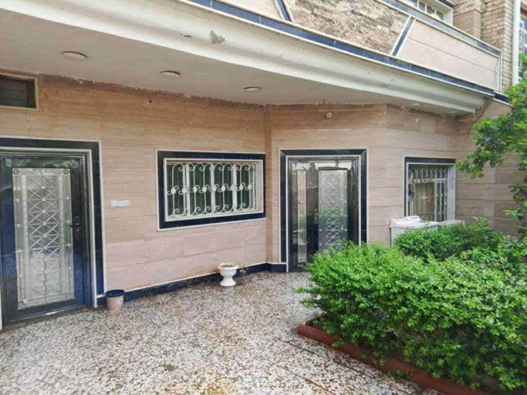 دار للبيع طابقين في بستان الحلو خلف المقام مباشرةً 220م الطابق الاول
يحتوي ع كراج سياره وحديقه واستقبال ومطبخ وكلدور وغرفة نوم وصحيات ومنور حول البيت
الطابق الثاني يحتوي على 3 غرف نوم وكلدور ومطبخ وصحيات 
الدار نظيف جدا والشارع رئيسي وتبليط ومجاري للاستفسار ***********
