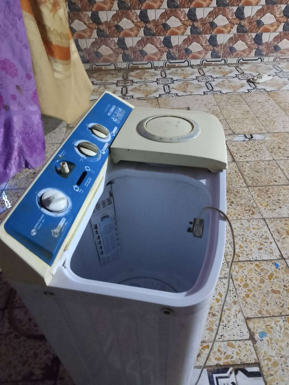 غساله للبيع عنواني ناصريه زديناويه *********** شغاله من طول للطول بس باب ما بيه والله نظيفه و اصليه كلش اريده ب 70 بيه مجال
