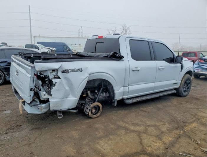 السلام عليكم فورد F-150 2025 هايبرد أبيع على حادثها موجوده في بغداد تترقم أربيل باب خلفي موجود وياها ماشيه 16 الف السعر 298$ و بيها مجال ***********
