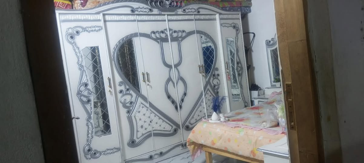 السلام عليكم غرفة اخشاب عراقي  استخدام قليل ٧٠٠ عنوان شعب حي بساتين ***********
