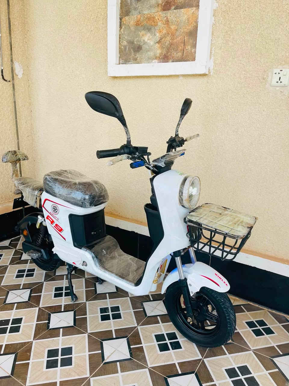 السلام عليكم دراجه شحن R9
سرعه 109
بصمه سويج كارت 
5 بطاريات اكبار فول نضافه🔋
دبل اشاره 
مسجل بلاتوث 
مستعمله قليل 
للأستفسار خاص او الاتصال ع رقم ***********
