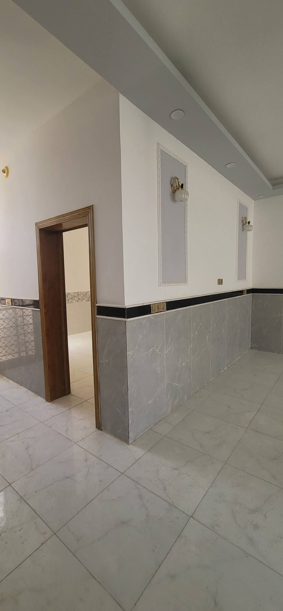 السلام عليكم للبيع بيت ١٠٠ متر طابق واحد بناء حديث طابو زراعي سند ٢٥ أقرار محكمه مجمع الورده كربلاء يبعد عن الامام الحسين عليه السلام ٤ كيلو السعر 80 وبيه مجال للإستفسار ***********
