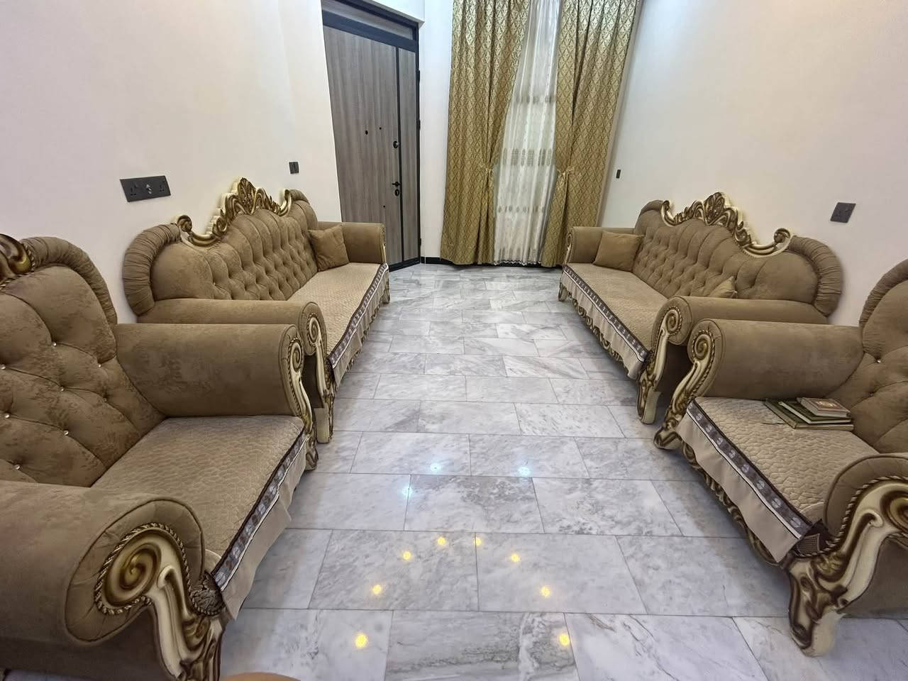 قنفات 10 مقاعد حطاطه ملكي وتر بروف خاليه من من الكسر و الخدش 90 بل 100 نظيفات نهايتهم 600
 للتواصل واتس ‪+964 780 025 3714‬
