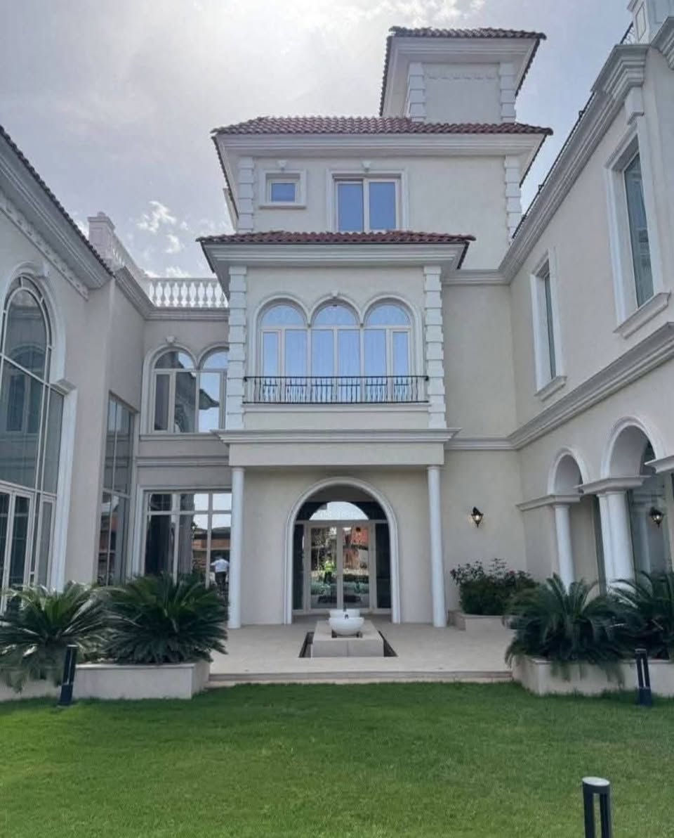 🏡✨ داماك هيلز بغداد… عنوان جديد للحياة الراقية

هل تبحث عن منزل يجمع الفخامة، الهدوء، الخصوصية والموقع المميز؟
اكتشف تجربة سكنية مختلفة في داماك هيلز بغداد 🌿

📍 موقع استثنائي على طريق مطار بغداد الدولي، وبالقرب من الجامعة الأمريكية في بغداد، لتكون بالقرب من أهم المناطق والوجهات في العاصمة.

🌳 مجتمع متكامل صُمم لتعيش تفاصيل الحياة بأفضل صورة:
🏊 مسابح ومرافق ترفيهية
🏋️ نادٍ رياضي متكامل
⚽ ملاعب ومساحات للأنشطة
☕ مطاعم ومقاهٍ
👨‍👩‍👧‍👦 أماكن مخصصة للعائلات والأطفال
🌿 مساحات خضراء وممرات للمشي والاسترخاء
🔐 خدمات أمن وحماية على مدار الساعة

🏠 فلل عصرية بتصاميم أنيقة وتشطيبات راقية، توفر لك مزيجاً من الراحة والخصوصية والفخامة، ضمن بيئة سكنية متكاملة.

📈 للسكن أو للاستثمار، يمنحك داماك هيلز بغداد فرصة لتكون جزءاً من مفهوم جديد للحياة العصرية في بغداد.

✨ داماك هيلز بغداد… لأن المكان الذي تعيش فيه يصنع فرقاً.

📞 للاستفسار والحجز:
📱 ***********
