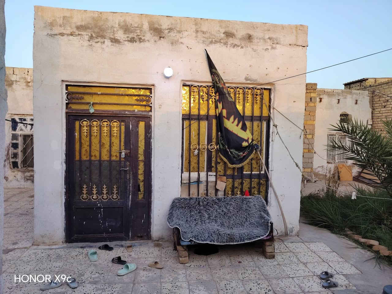 بيت للبيع مساحه 200 متر زراعي غرفتين نوم وصاله ومطبخ وصحيات خارجيه السعر 27 مليون وبي مجال بسيط 
العنوان حي ال طراد قرب قطاع 10

***********
