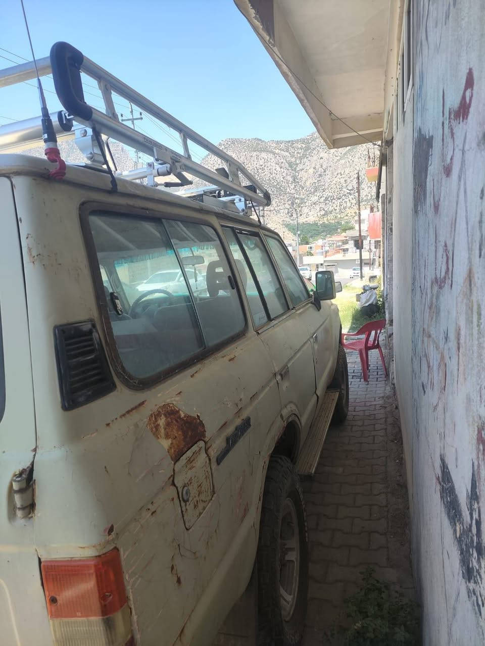 برا  مكينه 3fاو 6گيرة چوار جرايه  ده رگا كان قفل مه ر كه زيه جوار جام كاره بايه پيشي ديسكه
مويدل ٨٨
دبل اكسل ايشه كات وه شه رت
گيرو مه كينه ى مزبوت بيت بيلاد 
كامله دعمى نيه ئه وه ى بيكريت سودى ليبينيت پاره ى زؤر زؤر هه رزان
ئاڕم بلاستيك سه نه وى له گه له به شه رت
*********** دهوك
برا  مكينه 3fاو 6گيرة چوار جرايه  ده رگا كان قفل مه ر كه زيه جوار جام كاره بايه پيشي ديسكه
