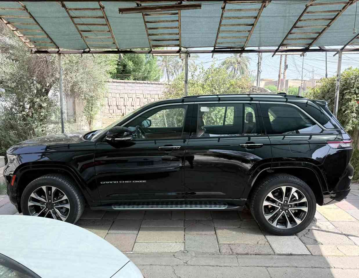 السلام عليكم للبيع 

Jeep grand cherokee overland 2023 
جيب كراند شيروكي موديل 2023 اوفرلاند وكالة هارلم خليجي فئة ال ٥ راكب ماشية 31 الف كيلومتر لون اسود  داخل ماروني ام ال ٣ شاشات 

السيارة دبل كوت من الوكالة و مغلفة PPF و مكفولة من كلشي بدون اي حادث او صبغ او تبديل و مفولة مواصفات و جداً جداً نظيفة على ايدي محرك ٦ سلندر ٣٦٠٠

السعر 40 الف دولار قفل مكانها بغداد الكرخ

السيارة بيها ملاحظة رصعة صغيرة جداً يم قبغ البنزين و مأشرها باللون الاخضر بأخير صورة  

للتواصل : *********** 

المواصفات : 

*نظام دفع رباعي 4X4 
*نظام التعليق الهوائي (جكات)
*فتحة سقف بانوراما 
*الصندوق كهربائي بخاصية الفتح باستشعار القدم او البصمة
*ويل قياس 20 انج
*شاشة عرض لوحة القيادة على الزجاج الأمامي (داتا شو)
*رادار تفاعلي مع خاصية التوقف والانطلاق
*نقطة العمياء
*تحذير الخروج عن المسار
*نظام المحافظة على البقاء فى المسار
*نظام التعرف على اشارات المرور
*خاصية المساعدة على التوجية فى التقاطعات
*حساسات امامية وخلفية
*كاميرات 360 للرؤية المحيطية
*كاميرا رؤيا ليليه
*مانع تصادم خلفى
*نظام القيادة شبه الذاتية
*المقاعدة الامامية كهربائية ومساج وذاكرة
*نظام التشغيل عن بُعد
و بعد كلش هواية مواصفات معروفة الاوفرلاند
