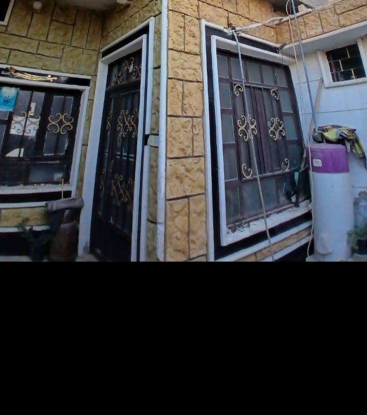 ياالله اللهم صل على محمد وعلى اله محمد 
دار للبيع مساحه 100طابو زراعي سند 25بيت طابقين يحتوي الطابق الارضي على غرفه النوم واستقبال وصاله ومطبخ ومنور وصحيات وطابق ثاني غرفتين العنوان طويريج شارع 40خلف حي الصناعي قرب المدرسه 
.. للاستفسار الاتصال ***********
