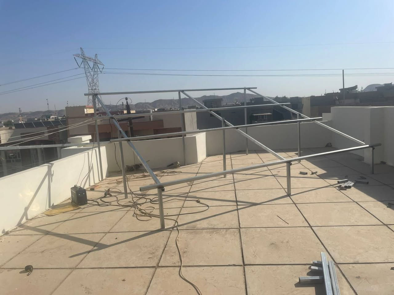 🌟 طاقة متجددة، استقرار تام، وراحة بال طوال اليوم! ☀️🔋
بكل فخر واعتزاز، نبارك للأخ الأستاذ عبد الجبار نامق (محافظة صلاح الدين – قضاء الطوز – حي الطين، خلف أسواق روكان) ثقته الكريمة بـ شركة القمة المتجددة.
تم بحمد الله وعونه يوم 6/9/2026 إكمال تنصيب منظومة طاقة شمسية متكاملة وبأعلى معايير الجودة:
⚡ مواصفات المنظومة:
 ☀️ القدرة النهارية: 16 أمبير
 🌙 القدرة الليلية: 16 أمبير
 🔆 الألواح الشمسية: 8 ألواح لونجي X10 A (قدرة 650 واط للوح الواحد | ضمان 15 سنة)
 🔋 البطاريات: ليثيوم ربت GS (سعة 16.6 كيلوواط | ضمان استبدال 5 سنوات)
 ⚡ الإنفرتر: Deye – ديا (قدرة 6.6 كيلوواط | ضمان 5 سنوات)
💡 استمتع بكهرباء مستقرة وطاقة متواصلة طوال اليوم مهما كانت الظروف!
💬 ل معرفة السعر والتفاصيل، اكتب كلمة (تم) في التعليقات وسيصلك السعر فوراً على الخاص!
📍 عنواننا:
طوز – شارع الإمام أحمد (ع) – قرب ماركت عمو طلعت.
📞 للاتصال والاستفسار:
 🏢 المكتب: ⁠***********⁠
 📱 المبيعات: ⁠***********⁠
✨ شركة القمة المتجددة
ثقة • خبرة • استمرارية 🤝
هل يناسبك هذا التعديل أم تحب أن نضيف أو نعدل شيئاً آخر؟
