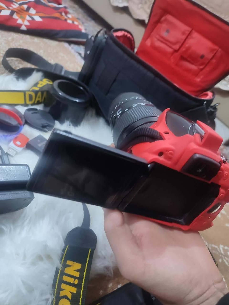 ​📸 للبيع: بكج كاميرا Nikon D5200 متكامل وجاهز للتصوير!
الملحقات المرفقة:
​🎯 عدسة Sigma DC المتميزة.
​🛡️ كفر سيلكون أحمر لحماية جسم الكاميرا.
​🔋 عدد (2) بطارية + شاحن أصلي Nikon MH-24.
​🎒 حقيبة حمل تتسع للكاميرا والملحقات.
​🔌 قارئ كروت ذاكرة (Card Reader) + هود عدسة + أغطية الحماية وحزام Nikon.
​✨ الكاميرا بحالة ممتازة وجاهزة للاستخدام فوراً.
​🔼 ملاحظة : أوتو العدسة بي خلل 
📞 للتواصل: *********** _***********4 او خاص
