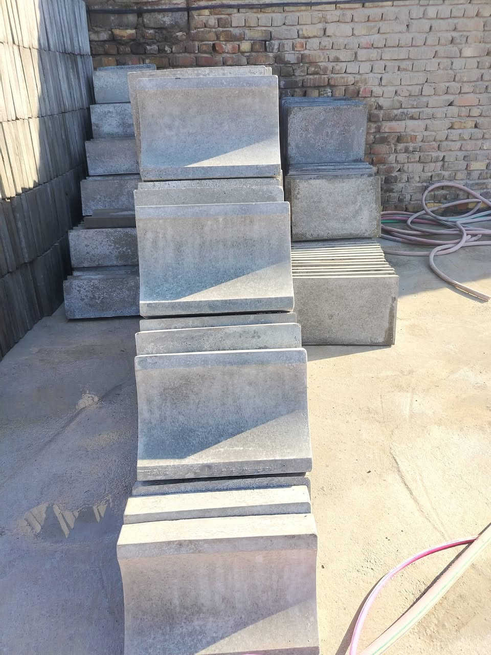 يتوفر لديناشتايكر سطوح 3 ونص سم 80x80 و40x40 و40x60 وسواقي أمطار 50x35و50x25ارصف50x30 و20x50 مكاني حله الحي الصناعي لدينا توصيل كافه المحافظات للاستفسار على الرقم *********** اومرسلات الصفحة

