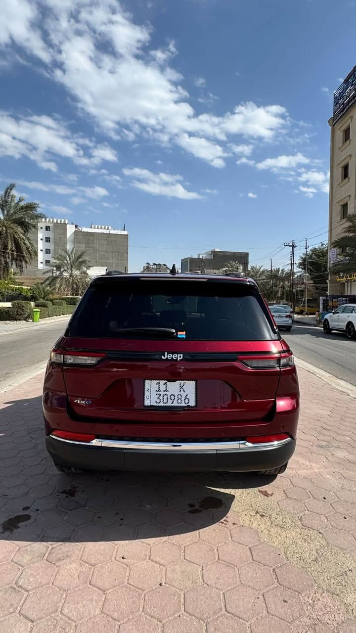 🚨 للبيع — جيب جراند شيروكي هايبرد 2024 🚨
🔥 Jeep Grand Cherokee 4xe Hybrid — موديل 2024

فول مواصفات

رقم بغداد باسمي تحويل ثاني يوم

اللون: ماروني 

الممشى: 80,000 كم

هايبرد Plug-in — 

مواصفات 

• محرك 2.0 Turbo هايبرد

• دفع رباعي 4x4

• كير ماوس أوتوماتيك

• تشغيل بصمة

• دخول ذكي

• شاشة وسطية كبيرة

• كاميرات خلفية وحساسات

• تحكم سترين كامل

• مقاعد كهربائية

• تدفئة مقاعد 

• فتحة سقف بانوراما 

• أوضاع قيادة مود 

• نظام قيادة كهربائي/هايبرد

💎 سيارة مرتبة جداً ومواصفاتها عالية، ونظيفة بالعافيه للياخذها

حادثها مثل ما موضح بالصورة بدون دواخل بدون ايرباك 

📞 للاستفسار ***********

💰 السعر: 285 وبيها مجال للشراي
