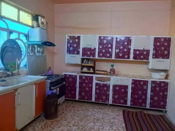 السلام عليكم عندي بيت للبيع العنوان كاع ابو سكينه قريب على محلات حسن هرباد مساحة البيت 210يتكون من غرفتين+صاله+مطبخ+استقبال+صحيات كامل من كلشي خدمات الباب سعر البيت 50وبيه مجال  تصال على الرقم ***********رقم الواتساب***********
