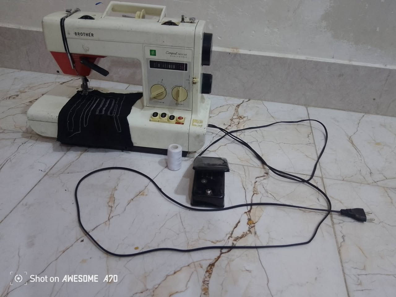 مكينه خياطه (محور بس الدواسه) للبيع السعر 125,000 وبيه مجال قليل المكان نجف كوفه سايدين ميثم التمار للتواصل او الاستفسار  واتساب او الاتصال على الرقم***********

نص مكتوب في الصور:
- Shot on AWESOME A70