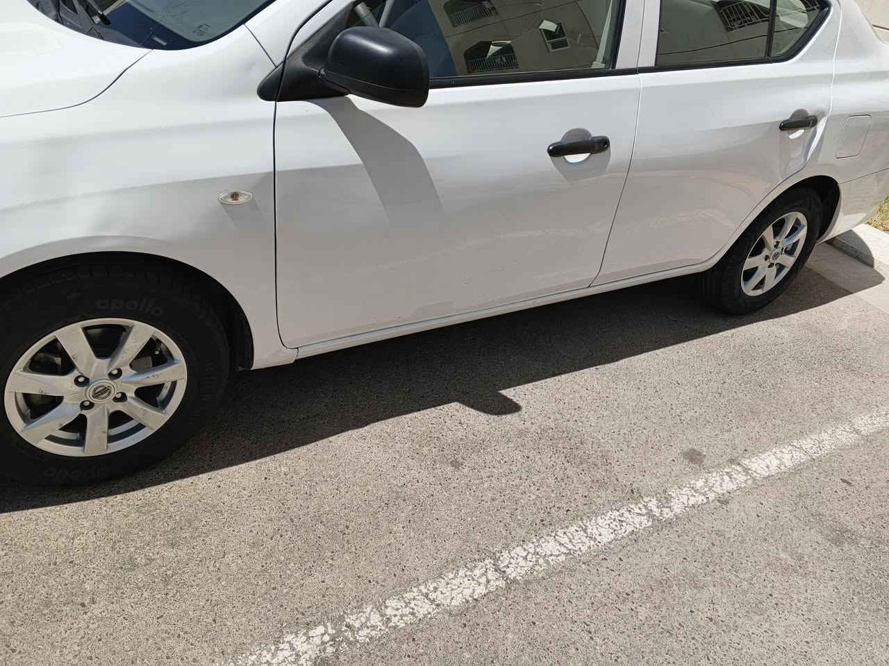السلام عليكم 
نيسان الهندي موديل 22 نظيفة جدا ..ادامة بوقتها وبانزين محسن ادير الها 
باب السايق بس صبغ موضح بالصور 
وباب خلف السايق بي دعجه موضحه كذالك 
السعر 102 وبيها مجال الطيبين 
رقم الهاتف ***********
