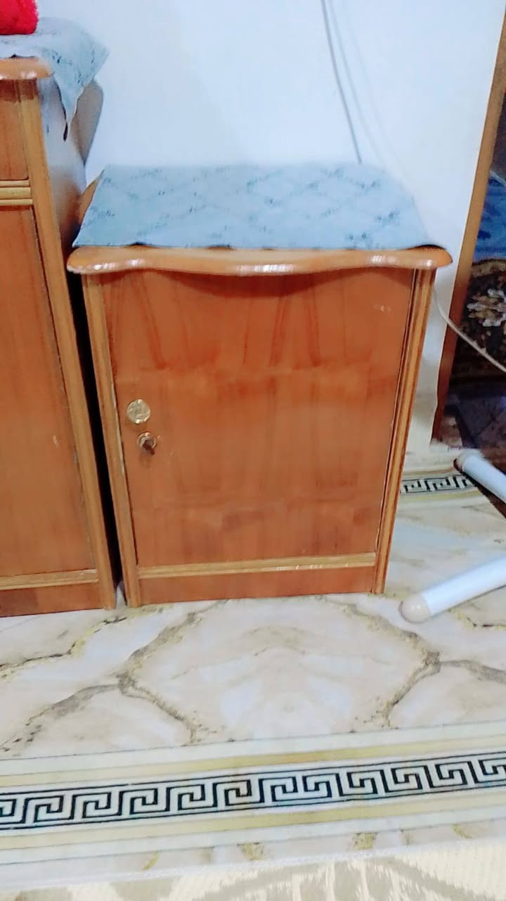 السلام عليكم غرفة اخشاب كاملة وكومديات ثنين ماعدا الجرباية عنوان النجف كوفه رقم الهاتف ***********
