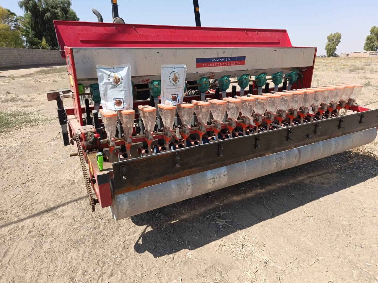 مەکینەی پیاز جاندن بۆ فڕۆشتن ***********

نص مكتوب في الصور:
- روزگار احمدمیران من
- ***********/***********
- پروژە پینە تخمە سەیدان هەللا ***********/***********