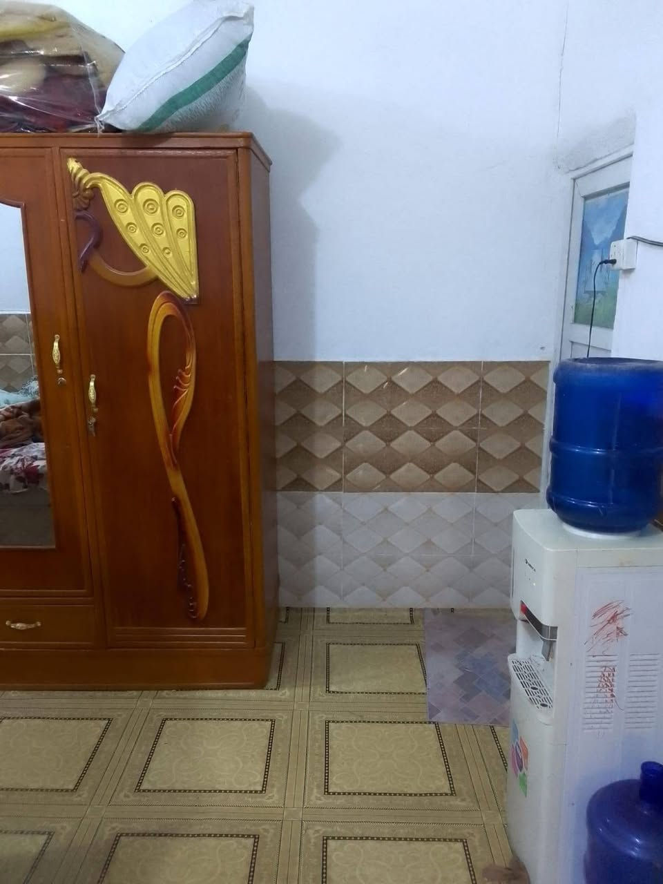 🏠 دار للبيع في موقع مميز جدًا – اليرموك 2

📍 الموقع: اليرموك 2، مقابل قرية الغدير، وبالقرب من مول الغدير للتسوق.

📐 المساحة: 80 متر
📏 الواجهة: 5.5 متر
📏 النزال: 15.5 متر

📄 زراعي سند 25 معاملتة مطوبة كاملة من البلدية 

🏡 تفاصيل البناء:
• عكادة درجة أولى
• مطبخ
• استقبال وصالة
• حمام داخلي للصالة
• منور مكشوف
• غرفة نوم مع حمام داخلي
• هزارة سيراميك
• أرضية سيراميك للبيت بالكامل
• بيت مرتب وحلو وجاهز للسكن

💡 الخدمات متوفرة بالكامل:
ماء 💧 | كهرباء ⚡ | إنترنت ضوئي مقابل الدار 🌐 كابينه مولده  مقابل الدار

📍 موقع استراتيجي وشارع جيد ، ومقابل مول الغدير للتسوق .

💰 السعر 21 وبيه مجال 

📞 للتواصل والاستفسار:
اتصال فقط: ***********
واتساب: ***********

🔑 والبيت قابل للمعاينة.
