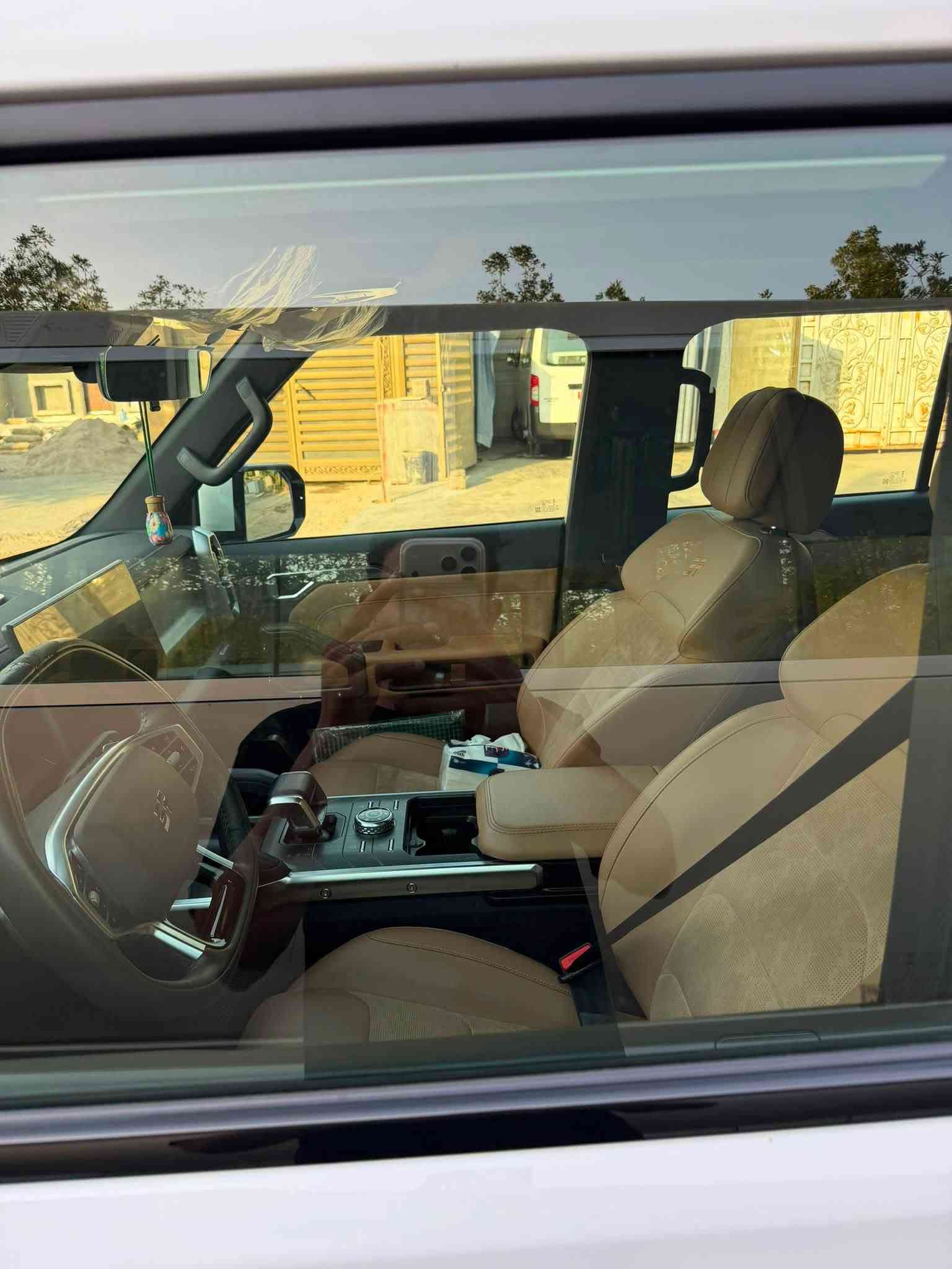 🚘 جيتور T2 لاكجري | موديل 2025
🔹 الممشى: 25,000 كم

🔹 اللون الخارجي: ابيض

🔹 فول فول مواصفات

🔹 ضمان 10 سنوات من شركة هارلم
✨ أهم المواصفات:
* بانوراما

* حساسات أمامي وخلفي

* كاميرات 360°

* كشنات جلد

* تبريد قطعتين

* شاشة عرض كبيرة

* ثلاجة

* تشغيل عن بُعد + بصمة عدد 2

* انعكاس الشاشة

* منافذ USB + Type-C

* مصابيح LED لكامل السيارة

* أوامر وتحكمات صوتية

* مثبت سرعة

* محرك 2000 تيربو اقتصادي جداً

* نظام مراقبة ضغط الإطارات

* وباقي المواصفات معروفة

💰 السعر: 37.500 — وبيها مجال

📍 المكان: بغداد | البياع 

📞 للاستفسار: ***********
