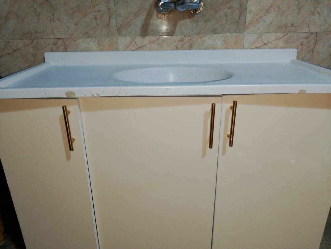 كاونتر خشب mdf مع الفاترينا مترين ونص السنك مرمر متر و20 السعر 400 الف

اذا تريد السنك متر ونص اضافة 25 الف على السعر

نص مكتوب في الصور:
- +964 788 353 2883
- قبل ١٦ دقيقة