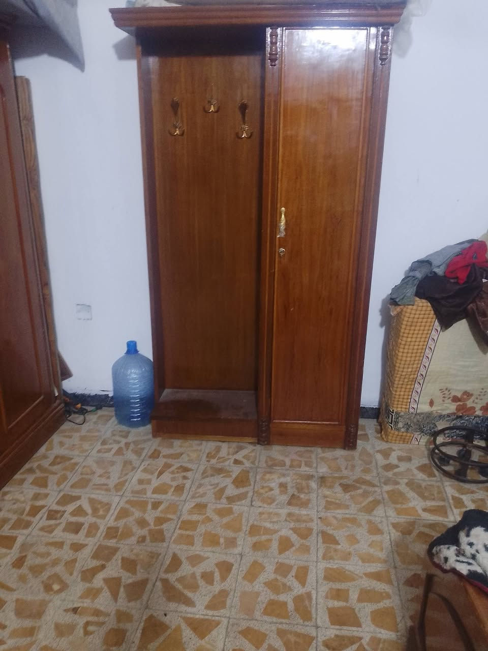 السلام عليكم للبيع غرفه نوم للبيع سعر 750حي جهاد رقم ***********
