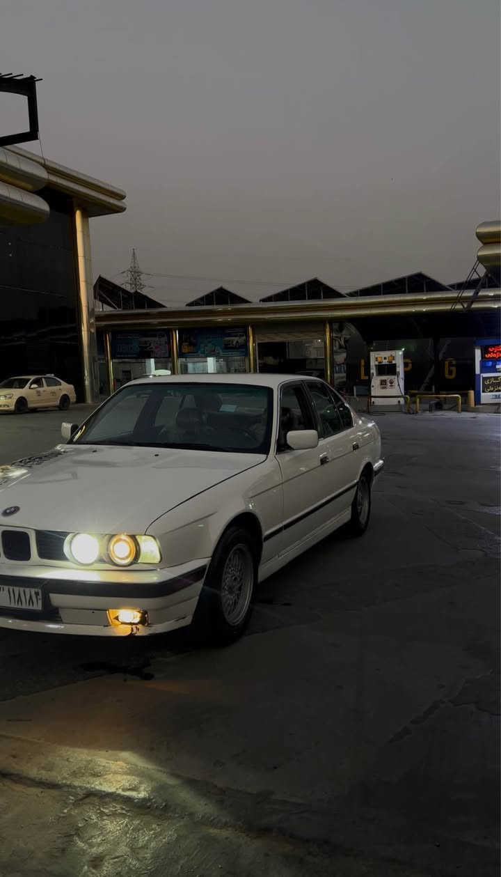 Bmw 525
1990
دیجیتاڵ
بۆ فرۆشتن 
چوار تایەی لۆکی لەسەرە
ویلی حەسیری
بەرگە درگای جوان 
کوشن جڵد
تەبریدی بەس خاز و وایەری ac 
ئەوێت 
ئاڕم پلاستیکی سلێمانی 
گەرمی ئیش ئەکات 
فڵچە و ئاوی جام و مکەبەرەو تەرجیل و گڵۆپی ناوەوەو هەر هەمووی ئیش ئەکات 
ناو گێچی کریستاڵ 
سەیارەکە جایزە دەمێکە لای خۆمە کامل مەسرەفی کراوە ئەوەی کە مابێتی یەک بانسی پێشەوەی ئەوێت و هیچی تر 
داعم و لێدراوی یەک چەمەلەغی دوای هەیە بێ ناو گرتن بەس قرچێکی بچووکە شایەنی باس کردن نیە بەس ماڵی خۆم حەرام ناکەم بۆ دوو دینار 
کامل بۆیاخە سەیارەکە بۆ هەر پرسیار و زانیاریەک یان نامە بنێر یان تەلەفۆن بکەن ڕەجای خواتان لێ ئەکەم بۆ عەیب تەلەفۆن مەکە ئەوەی شت بێت نووسیومە سەیارەکە تەنها فرۆشتنە تەلەفۆن مەکە بۆ ئاڵوگۆڕ  قیست و قەرز چونکە نیمە 
سەیارەکە نرخی ٣٤ گەڵایە 
لە سلێمانیم گەیاندن و نزیک کردنەوەم نیە مشەریت وەرە سێری بکە 
بە ڕۆ لە بەنزینخانەی شێری چیام بە شەو لە چوارچرام 
ڕەقەم تەلەفۆن 
***********
*********** السليمانية, العراق

نص مكتوب في الصور:
- XaLo_Y.TikTok