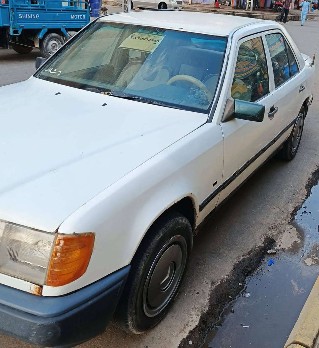 مارسدس دب موديل 1989 رقم مثنى ألماني سنويه عضم كير مكينه 2500 مكفولات  تخم تاير كهربايته شغاله مسجل هورن لايت عالي ناصي غرفته نضيفه بلاديه سياره خدميه وحلوه مابيه ضربه صبغ بلاد تريها حلو مكان السياره العماره ملاحضه راعيه متوفي وعندي اسماهم وعنوانهم سنويه نافذه
 رجاء لحد يكلي شبيبه سياره ذكرت كلشي 
السعر 21 قفل 
رقمي ***********
