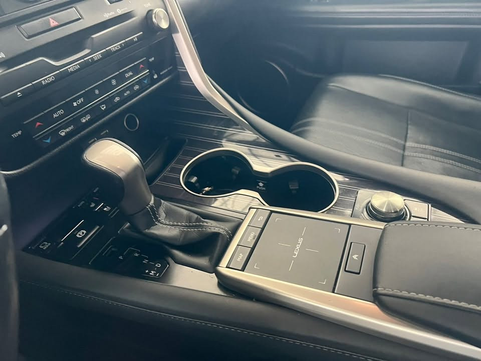-  لكزس  LEXUS RX 350
- موديل 2021

- كندي كفاله عامه 

- العداد 66الف مايل 

- محرك 6 سلندر 

- سقف سلايد 

- شاشة لمس

- كشن حار بارد 

- كراسي جلد جبلي

- كراسي الاماميه كهرباء + ميموري

- كير اوتوماتيك 

- تبريد قطعتين

- كامراه خلفيه

- حساس خلفي + امامي

- جامات كهربائيه

- صندوق كهربائي شفط 

- مرقم سليمانيه

…….
***********
