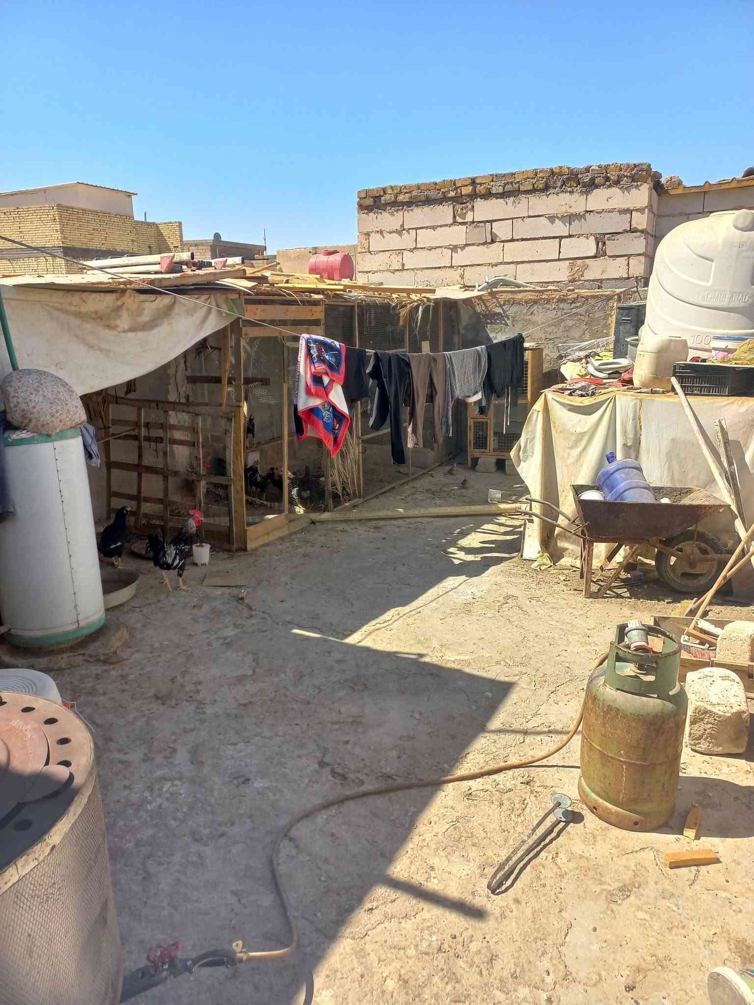 بيت للبيع ١٠٠متر يحتوي على ٣غرف نوم واستقبال ٧امتار وصاله ٥امتار و٤حمامات ومطبخ صغير حي العسكري العابد تابع لقطاع ١١ المكرمه كافة الخدمات كهرباء وماء ومجاري ووتبليط وقريب على المدارس  
قرار ١١٧والسعر٦٥ أوبي  مجال *********** واتساب
