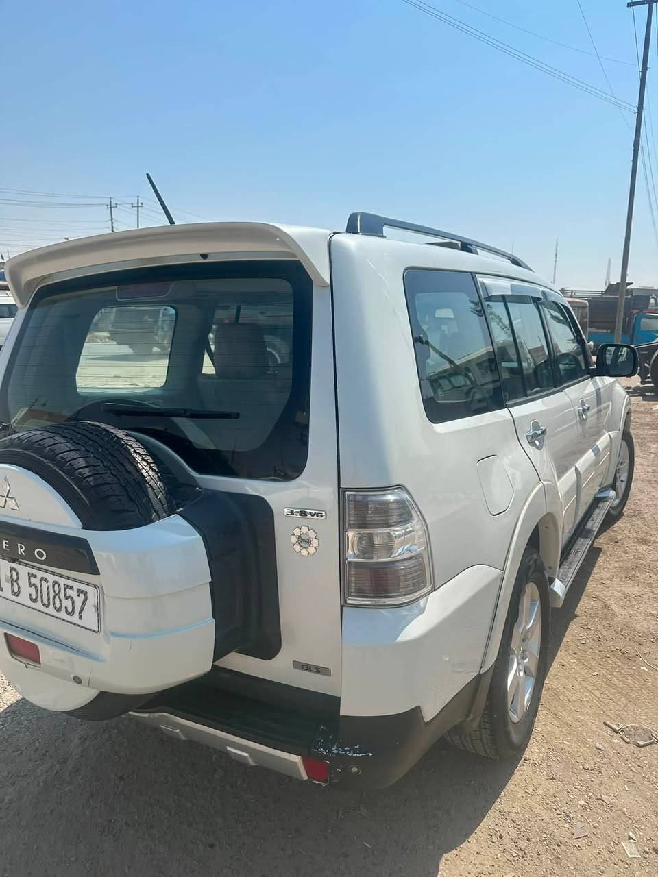 باجيرو ٢٠٠٨فول ماصفات فتح سقف ثلاجه وماصفات تعرفوه كله ماعده دمام حجم المحرك ٣٨٠٠ بيه جاملا اليمن لخلفي حاكه حك فقط ومصبوغ سنور موجود سياره حلوه معنه كلمه سعر ١٢٠وبيه مجال رقام الهاتف***********-***********
