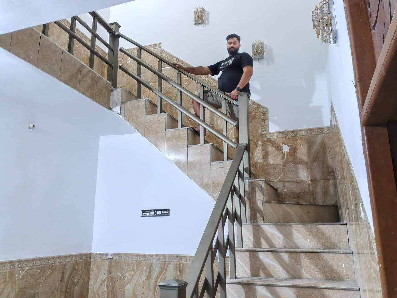 معمل برج الابداع • ابواب شبابيك • المنيوم وزجاج