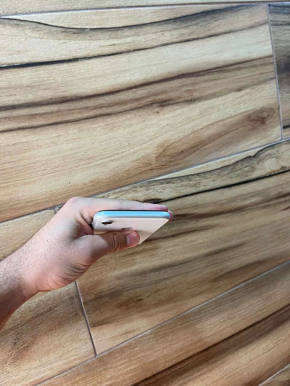 السلام عليكم.
iphone XR 
للبيع
اللون ابيض
نضافة 💯
مستبدل فقط بطارية 🔋 اصلية
ذاكرة 64 💽
كلة الجهاز نضيف وشغال معدا الظهر مفطر ومستبدل بطارية اصلية الشحن أنسى.
للبيع بسعر مناسب.
أو مراوس.
هـــــ.  ***********
موجود اتصال و واتس آب و خاص.
