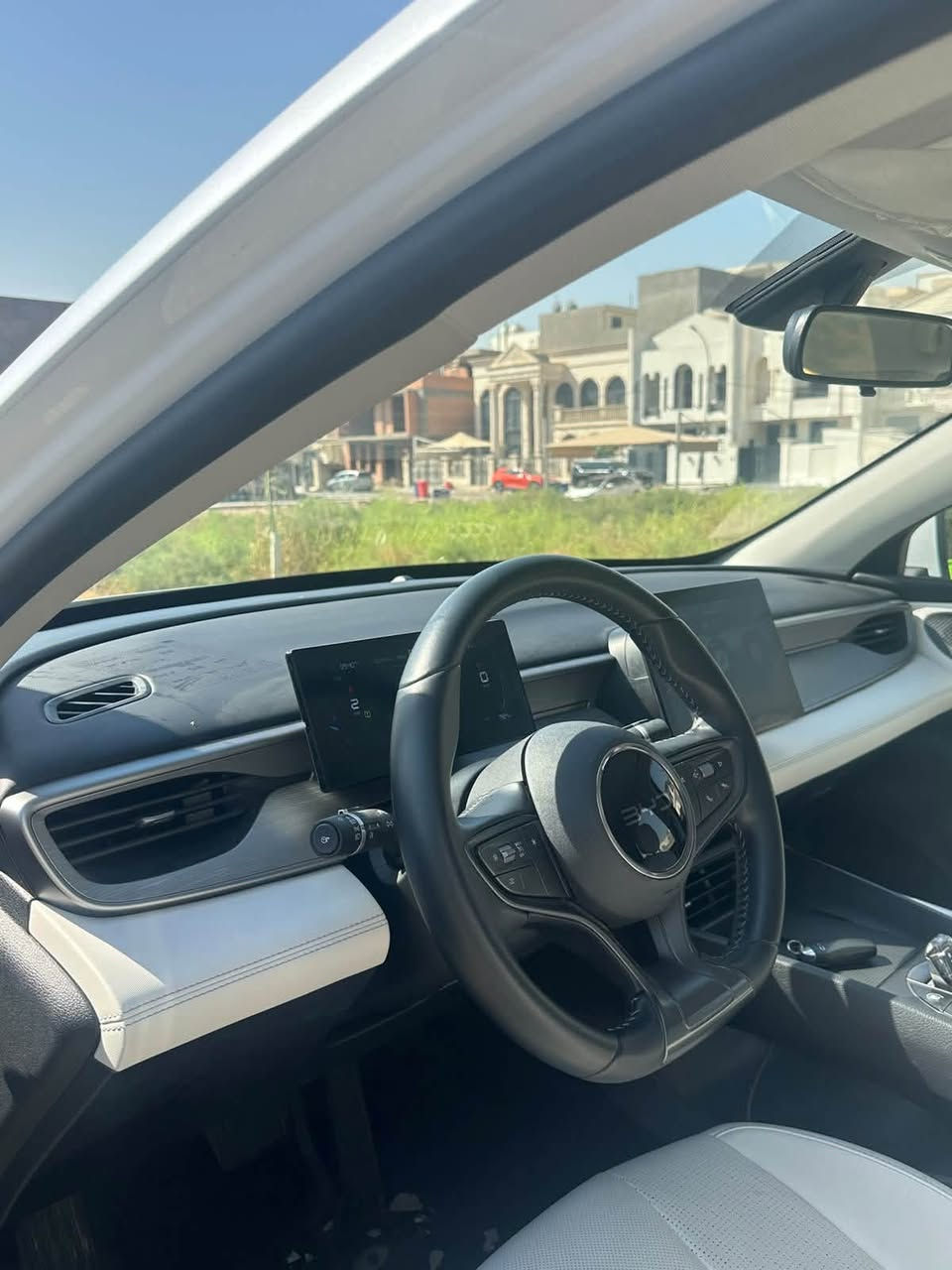السلام عليكم BYD 2025 ماشيه 7800كمً كلي محرك 4000 ماشي  جديده ما عدا رصعه بالبنيت ضربه ايد السعر 21500 ه *********** مكاني بغداد

