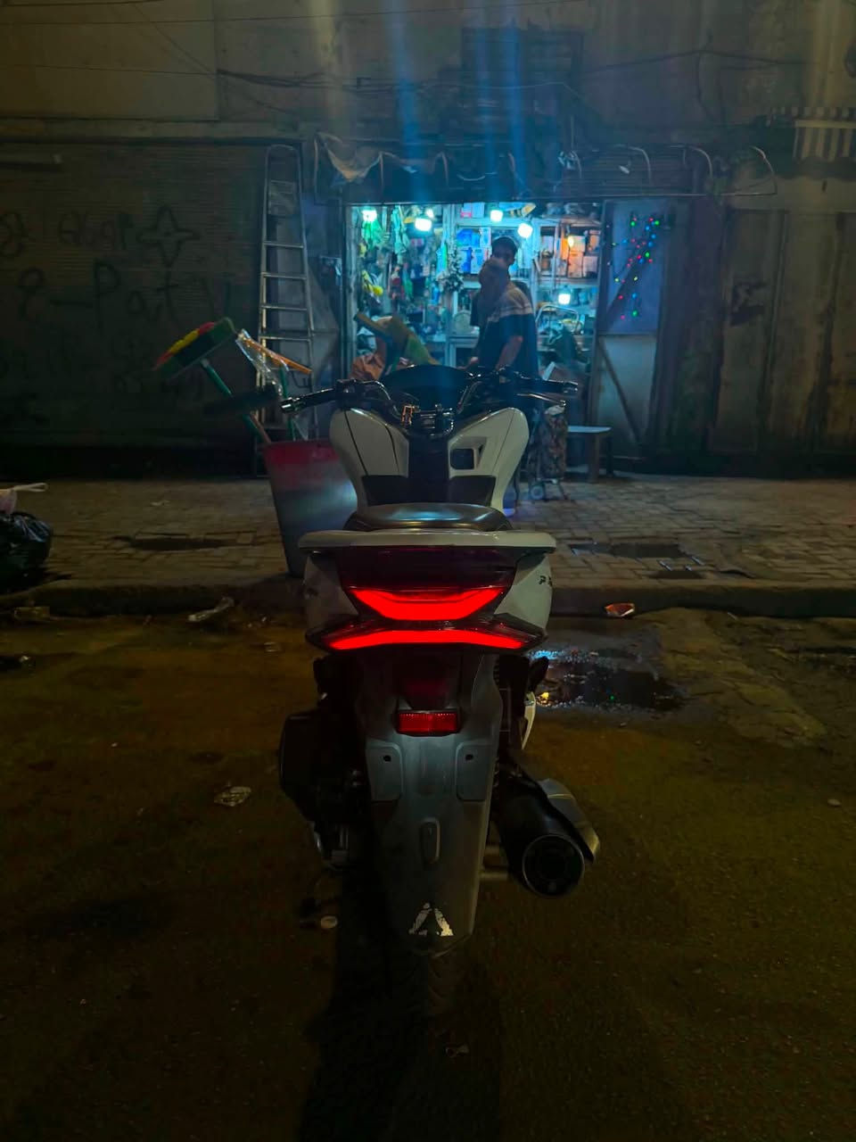 السلام عليكم دراجه PCX جيل الثالث الدراجه اخت الجديده تاخذها وكبل تطلع الدراجه ما بيها اي نقص ياباني بصمتين 150cc ماشيه 57
سعرها خاص

رقم ***********
