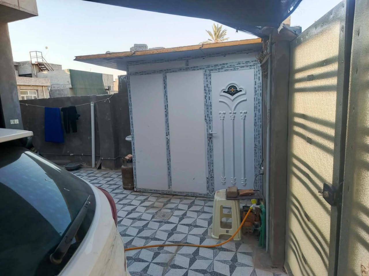 شار ع المشجر خلف اسواق جميل. 200م طابو زراعي سند 25  غرفتين وصاله واستقبال ومطبخ وصحيات داخليه خارجيه مناور. بناء 2025 جديد طابو ق كونكريت اولى بلبناء.  مكان مرتب خدمات متوفره السعر قفل 85مليون
الرقم للتواصل معنا:***********
