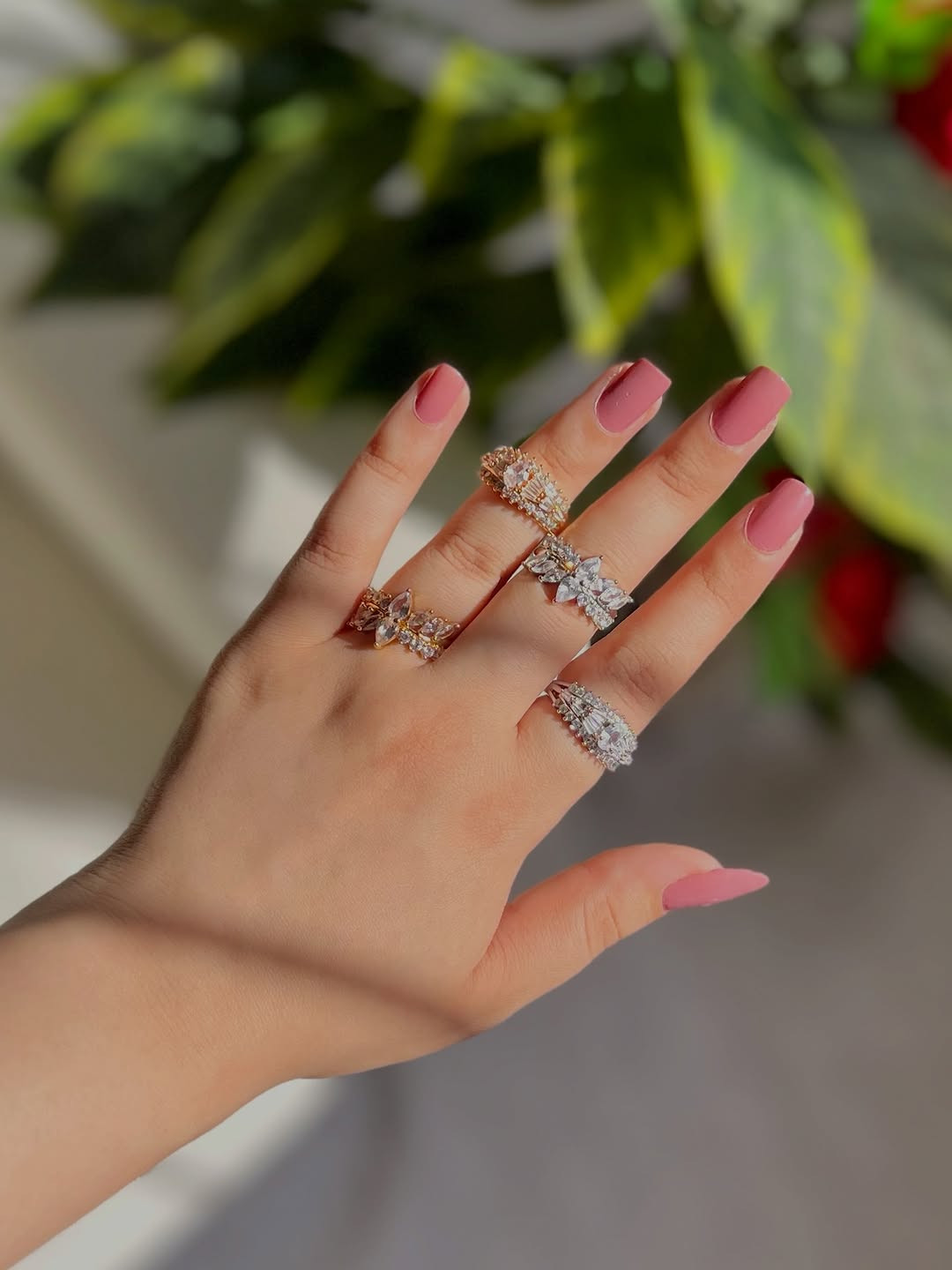 محابس زاركون فري سايز يجننون🥺🎀

نص مكتوب في الصور:
- الجمال يلي تستاهلة أيدج 🏯🥺
- اقلبي للموديلات 🦋👍