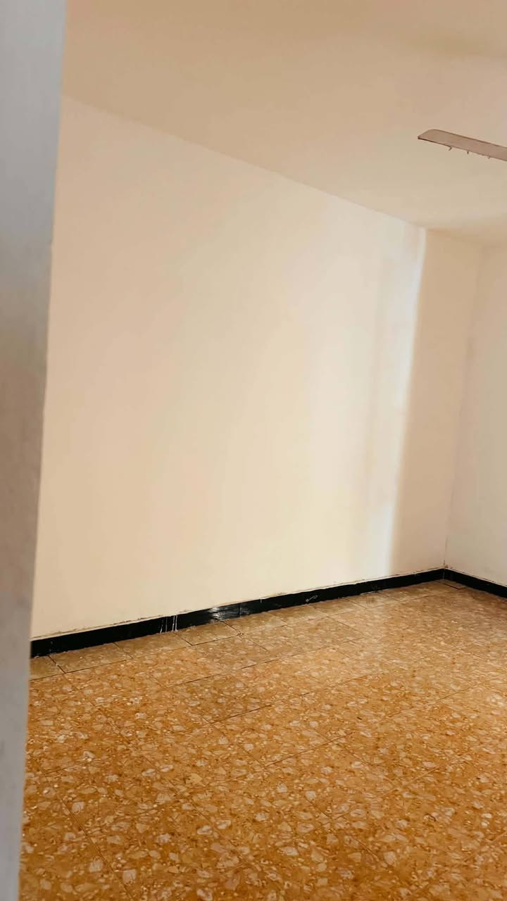 تحية طيبة…
مشتمل المساحة 100 مربع وجه 10 ونزال 10 بصف الركن شارع 6 متر متكون من طابقين الطابق الارضي يحتوي على غرفة نوم واستقبال وهول والطابق الاول يحتوي على غرفة نوم بالامكان اضافة غرفة ثانيه في الطابق الاول 

العنوان زين القوس شارع الشيرازي قرب الجسر 

السعر 85 مليون وبيه مجال
