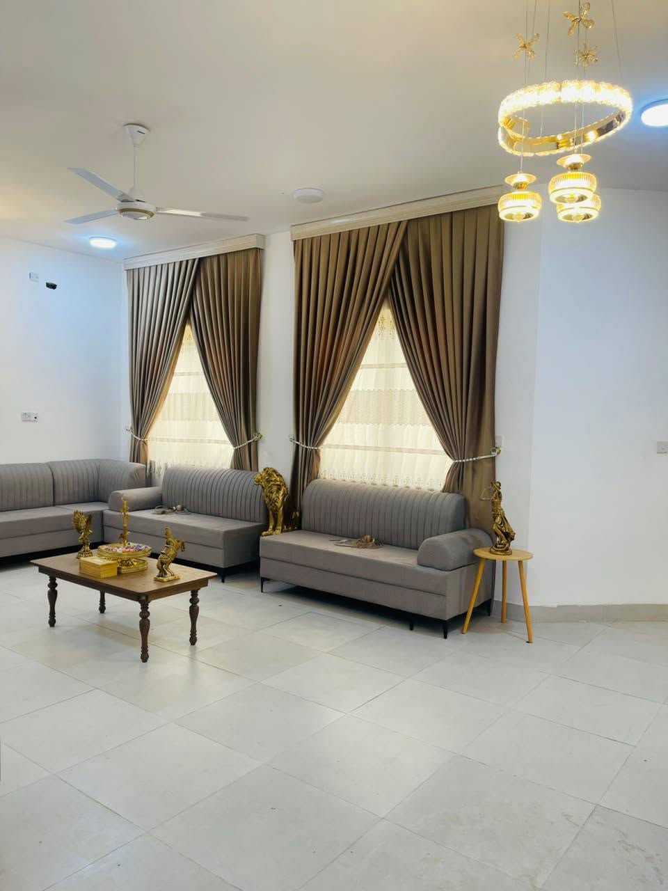 بيت للإيجار في مجمع الزهور السكني
🔹 البيت مؤثث بالكامل
🔹 جاهز للسكن فوراً
📍 الموقع: مجمع الزهور السكني – خلف جامعة السراج 
💰 الإيجار: يُحدد عند التواصل
📞 للاستفسار والتفاصيل: مراسلة الصفحة أو الرقم ***********.
