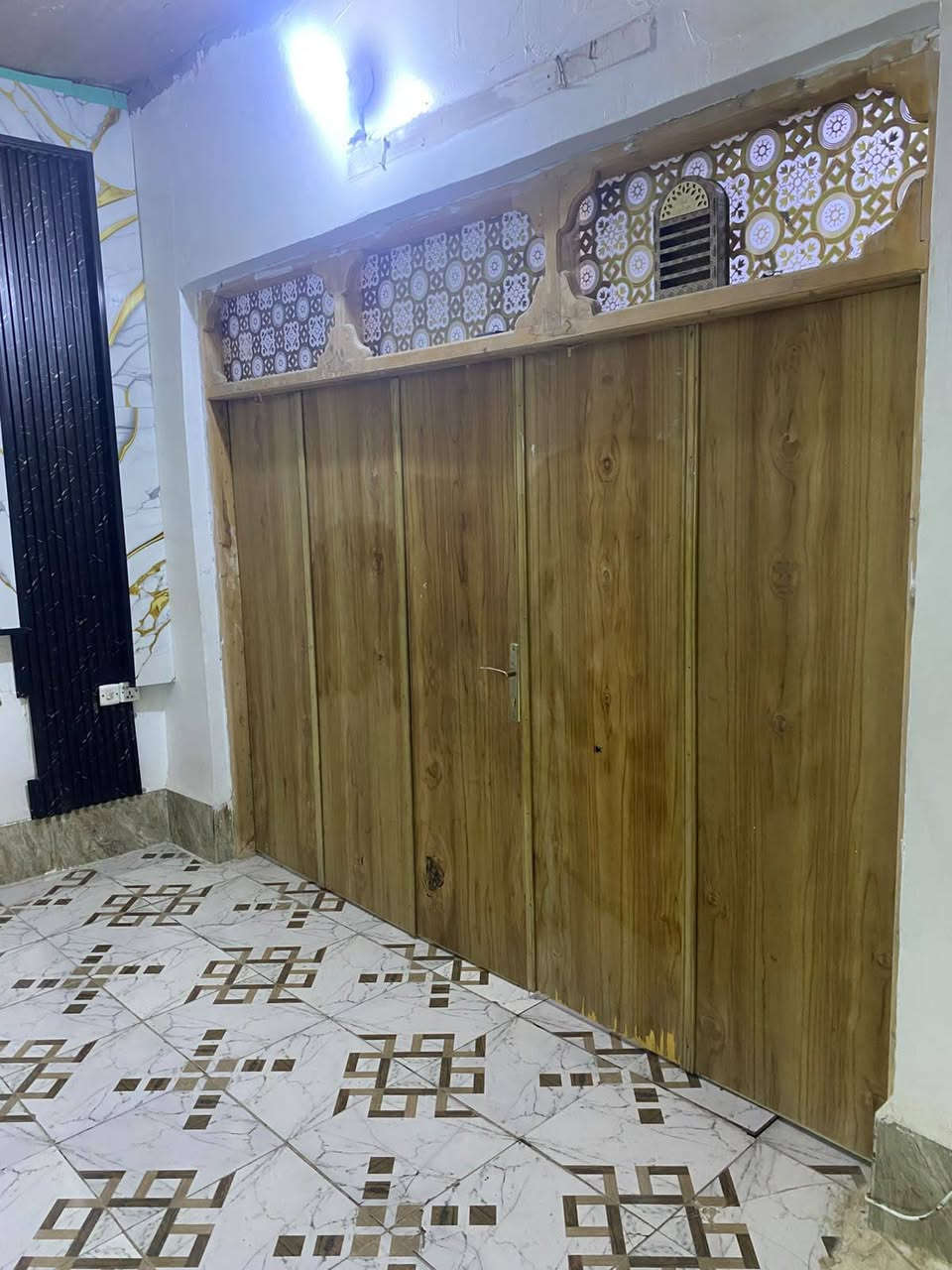 سلام عليكم بيت زراعي مقابيل العسكري شارع مول المزرعه البيت مساحه 90متر البيت بناء جديد اساس صب طابوق جمهوري ارضيه سيراميك البيت عوزه بس سقوف ودرج مامسرمك ترده كامل اتريد هيج البيت مدخل ممرمترين كدامك بل صوره 
السعر 23وقابل التفاوض لتصال ***********او***********
