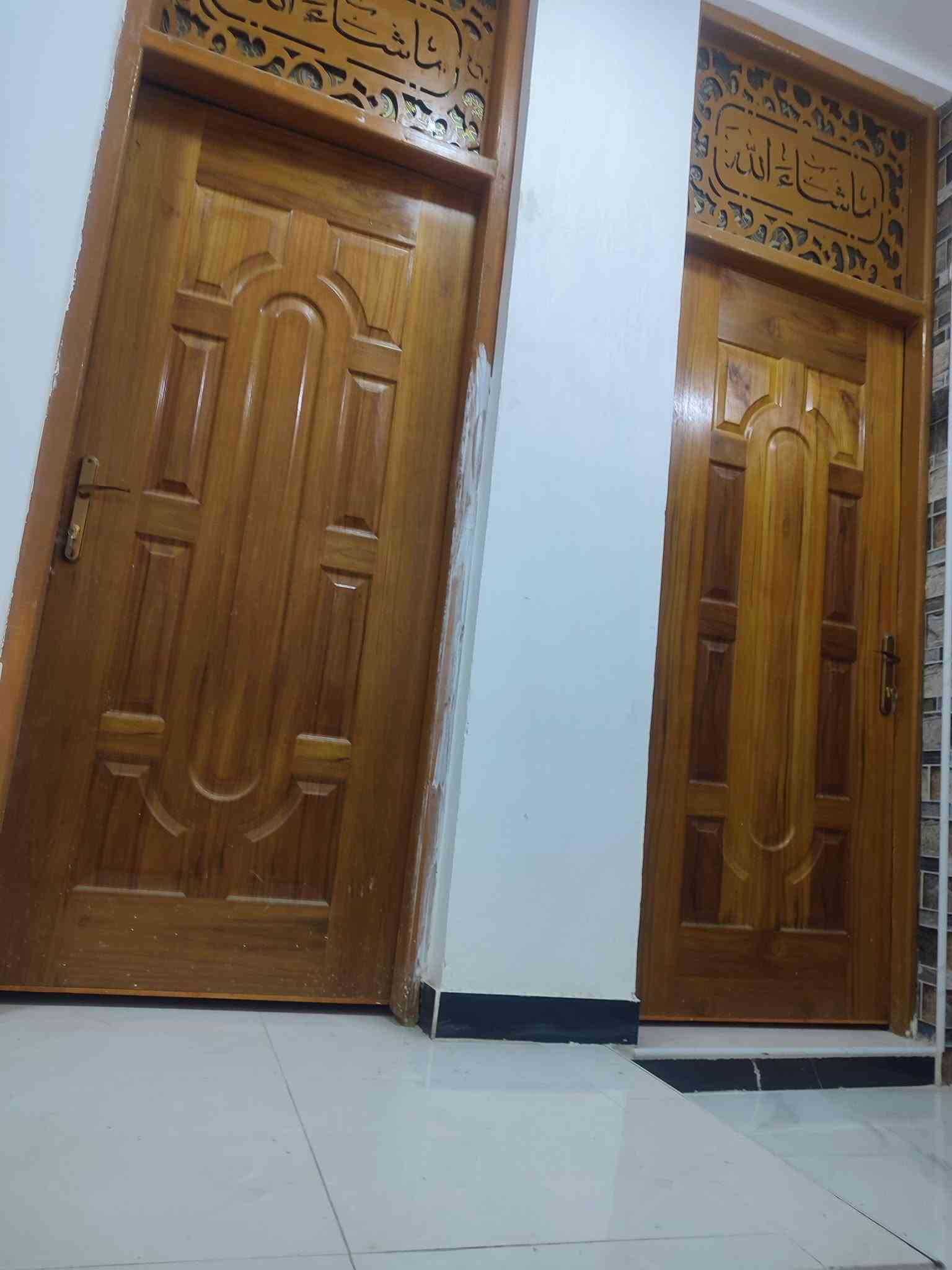 للبيع مساحه 120 متر طابو زراعي سند 25 طابقين ثلاث غرف نوم مطبخ وهول واستقبال مجمع صحيات عدد 2 خلف محطه اضواء الحله شارع 80 كربلاء يرهم مراوس ***********
