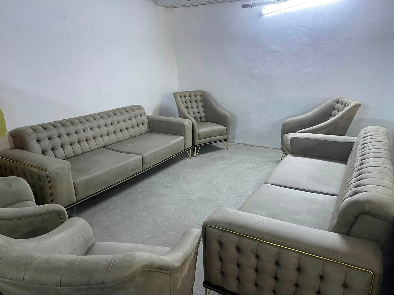 هاتینەوە بە تاقمێکی ناوازە
12نەفەریە فول دەست کردە دیزاینی
 جستەرە ئیسپەنجی پاندایە قاچەکانی 
هەموی ئاسنە تاقمێکی زۆر نایابە و
بە پاکو خاوێنی ماوەتەوە ژم***********
