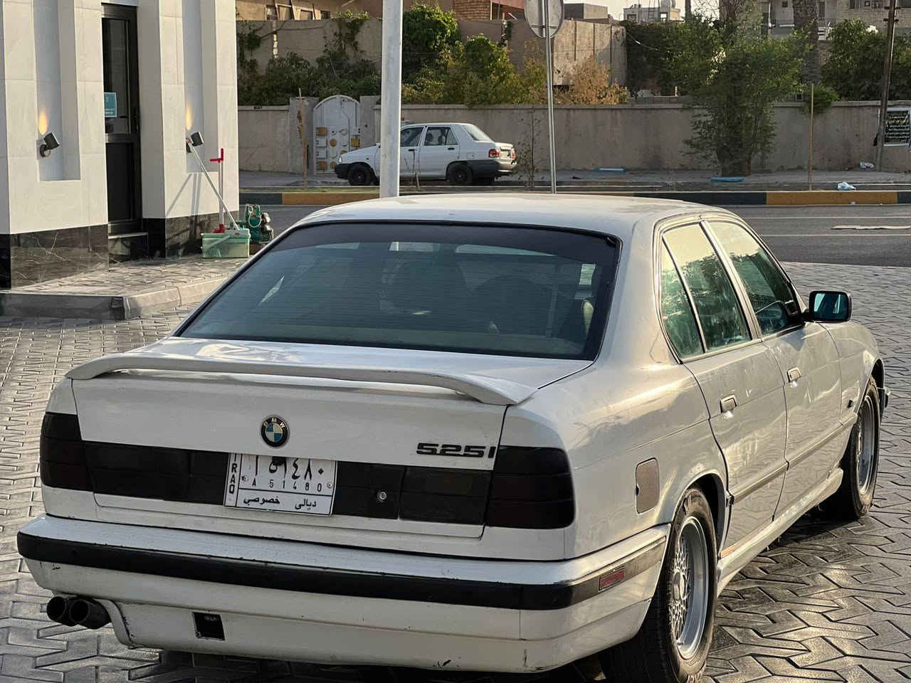 سلام عليكم 
للبيع  Bmw525  / السعر ٥٥ وبيه مجال

لون ابيض 
موديل 1990
السيارة بالكامل M كشنات ٧ قطع
گير محرك ضفيرة ملكه 2005 يعني 
انسه الحماوه سيارة تعبان عليه كلش 
تبريد ٤ قطعم ثلج 
تخم  تاير امامي خلفي جديد  اكسل ابشرط
موصفات مزوعه فول المري الداخلي والخارج تحكم 
+من تجي سيارة وراك المري تنزل وترجع
لايت زنون كهربائيات كله شغله داخل خراج
صيدلية ومعدات بالكامل موجوده 
رقم ديالى سنويه جديد رقم جديد 
شرط تحويل 
سيار بدون ضربه صبغ جمالي 
عنوان بغداد العامرية 
***********
