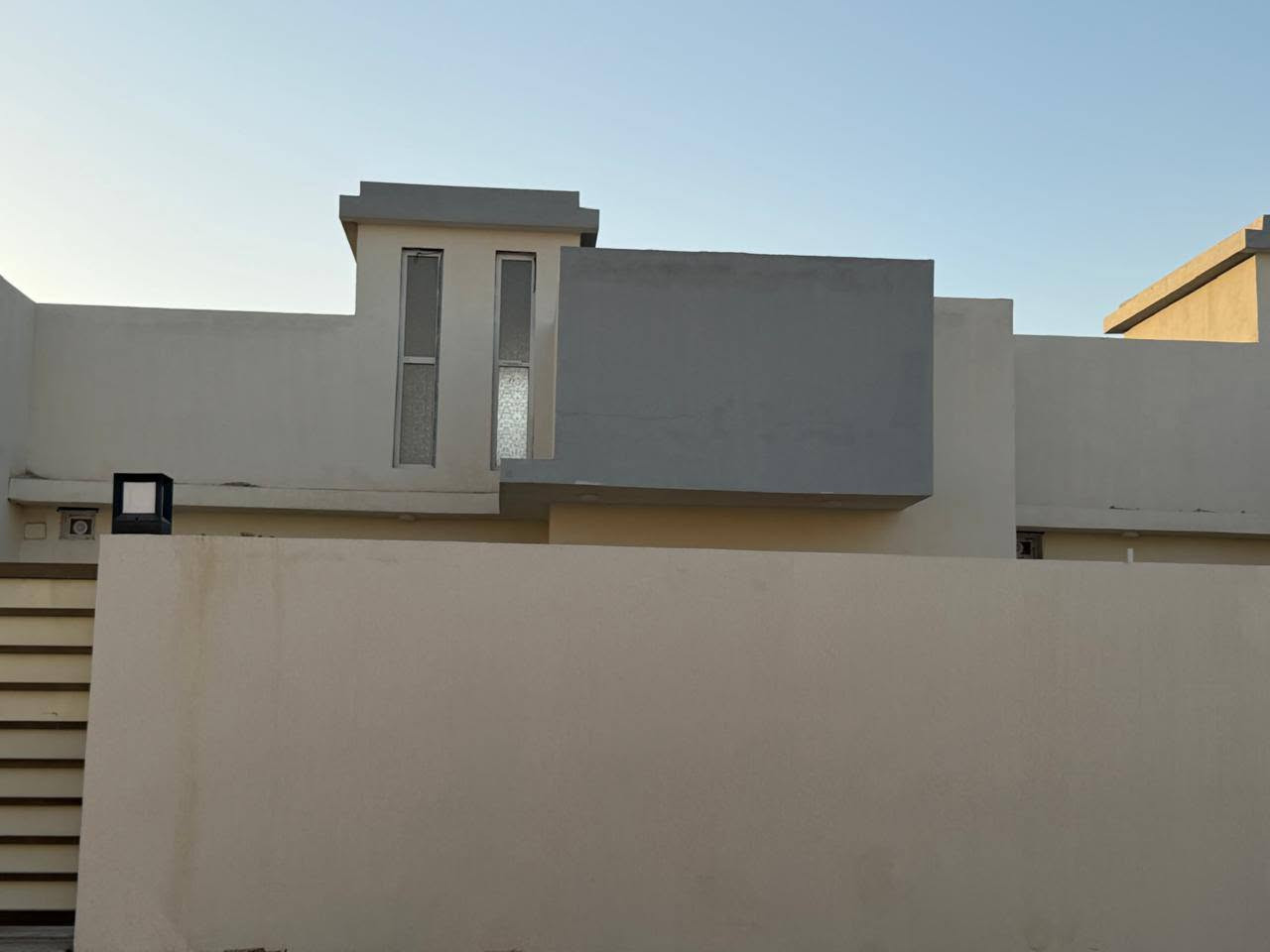 "دار للبيع" 200 متر جاهز للسكن 
 📍 الموقع:  مجمع أبو تراب السكني – المرحلة الثانية 
   #التفاصيلـ 
🏢  نوع العقار:  دار طابق بناء طابوق وصب رفت
 📐 المساحة:   200 م² شارع 12
🛏 عدد الغرف: 2 غرفتين وصالة عرضية واستقبال ومطبخ ومناور2 ومجاميع صحية
🚗 مواقف سيارات: متوفر مع حديقة خارجية 
💰 البيع نقد / للاستفسار علق بتم تصلك التفاصيل 
📑  الأوراق القانونية: سند
📞 للتواصل والاستفسار:
   مكتب دار العقار للاستثمار العقاري
📱  *********** - ***********
📍  النجف الأشرف – مجمع أبو تراب – شارع المكاتب
  #عقارات #دار #منازل #مجمعات #دور #مكاتب
