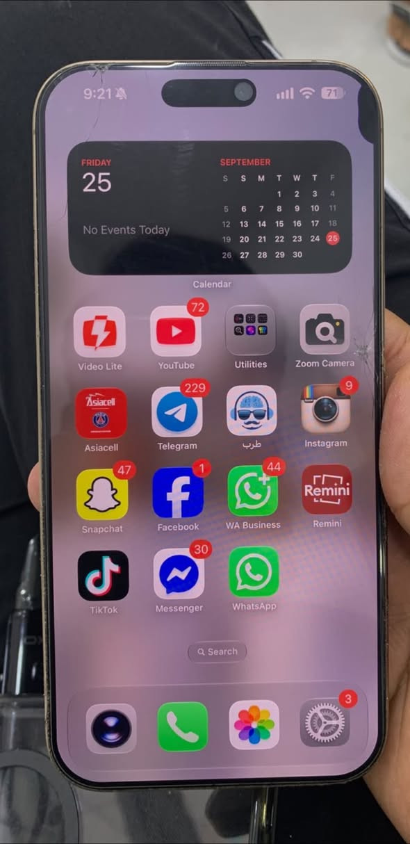 ايفون 16 pro max
ذاكرة 256
بطارية 89% 
بدون باكيت 
للمراوس بايفون 13 
بي فقط هاي النقطة السوداء بالشاشة الباقي باللزكة
للاستفسار  واتساب ***********

