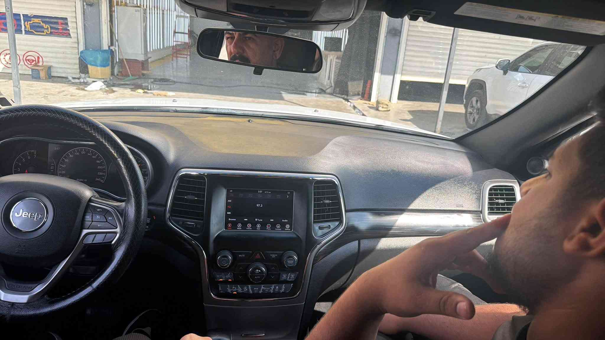سلام عليكم جيب 2020 وارد كندي لون ابيض نص مواصفات 
السياره كلين فقط شبر مسحوب  كارت بل بنيد 
رقم سليمانيه بأسمي 
عنوان السياره بغداد 
سبب البيع ضرف صار عندي 
صار شهر من حولتها بأسمي 
السعر رايدهه 235 ورقه وبيها مجال حك الجيه للشراي واتساب 
***********
