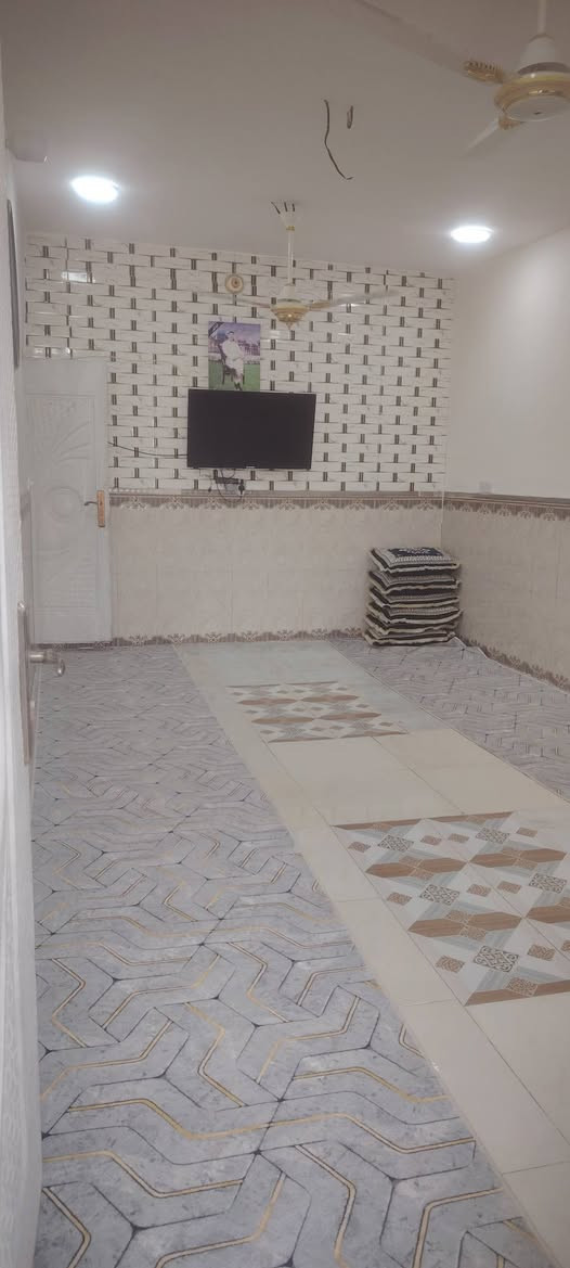 السلام عليكم بيت للبيع مقابل النازحين خط ثاني مسلح مرتب وجاهز تبليط ماء كهرباء مساحه ميت متر السعر 28وبيه مجال رقم الهاتف ***********
